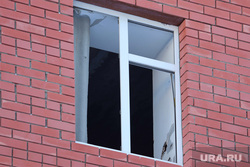 Город. Курган, разбитое окно, открытое окно, окно