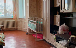 Появились кадры из квартиры в Первоуральске, где малышка задохнулась в кроватке. Фото, видео