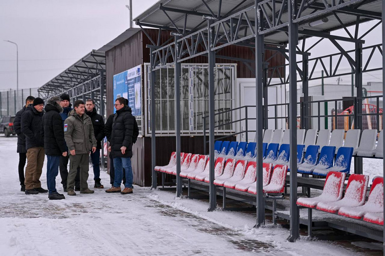 Артюхов осмотрел восстановленный стадион в Волновахе