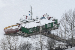 Виды Перми, зима, берег, причал, река кама, пожарный корабль, зимняя навигация