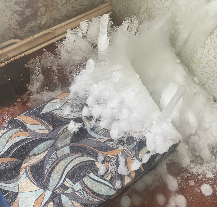Вода в затопленном доме в Ноябрьске застыла от морозов