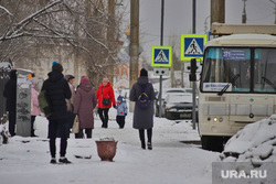 Отсутствие павильонов на автобусных остановках.  Курган , снег, зима, автобусная остановка, пассажиры, улица карбышева, ожидание автобуса