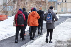 Город. Курган, подростки, компания, школьники, пацаны, парни, студенты