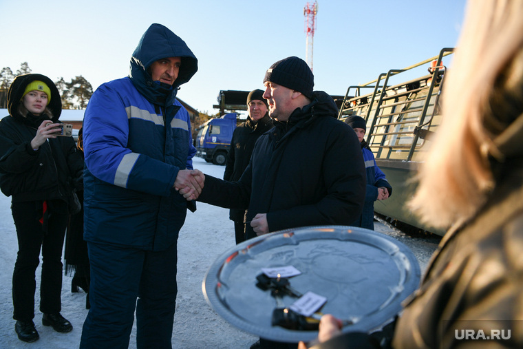 Ключи от новой техники сотрудникам авиабазы вручил замгубернатора