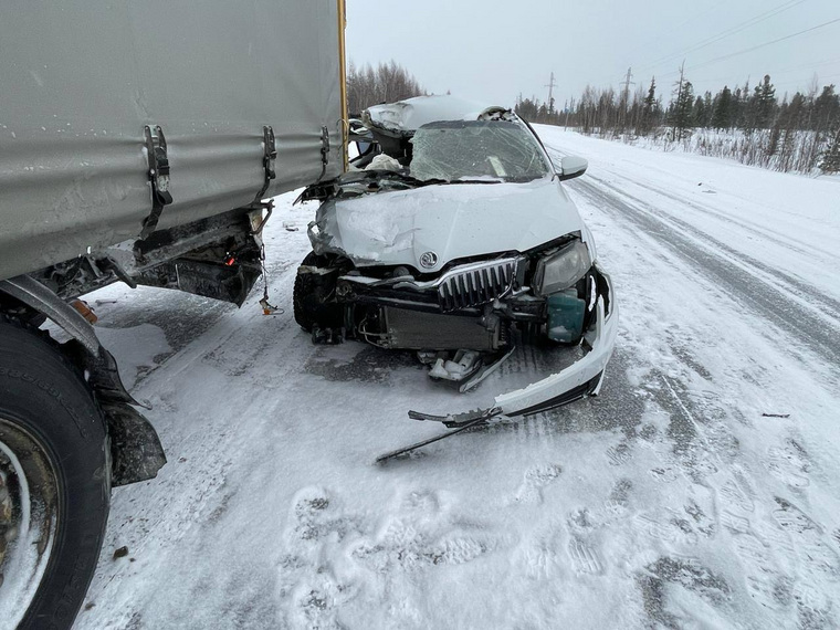 В Пуровском районе Skoda врезалась в грузовик