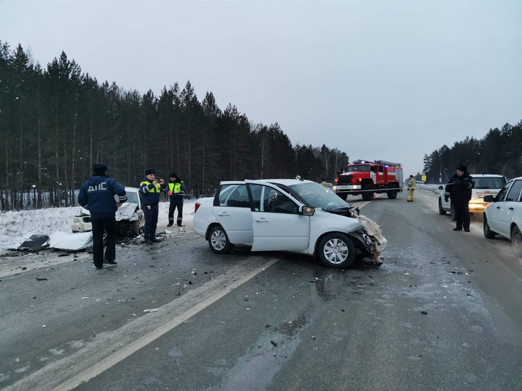 Водитель машины Lada выехал на встречную полосу, не убедившись, что там нет других автомобилей