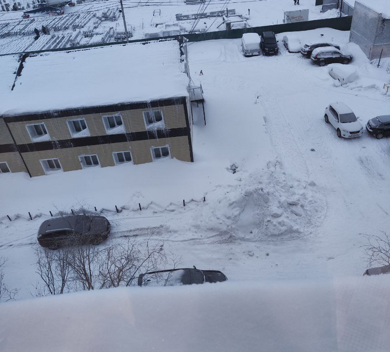Гора снега во дворе, Новый Уренгой