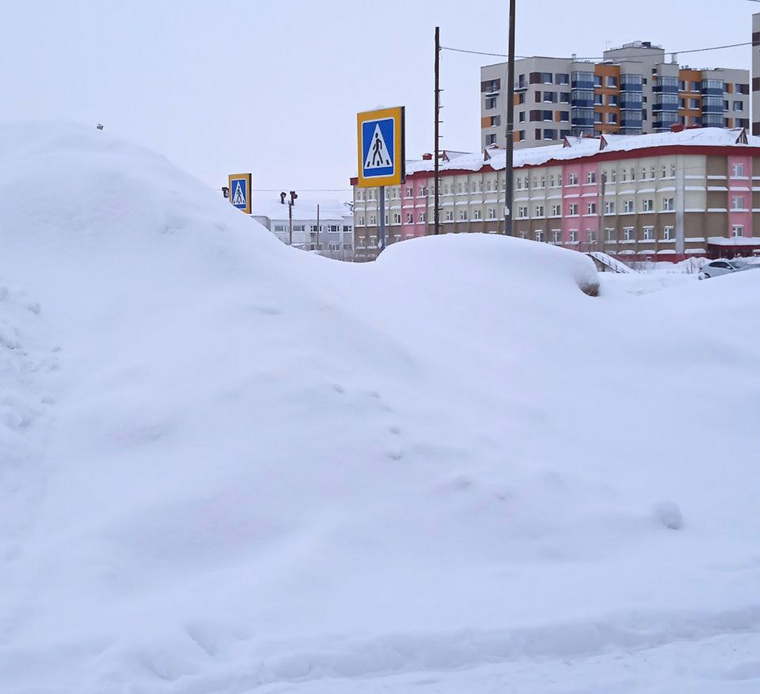 Неубранный снег возле пешеходного перехода в Новом Уренгое