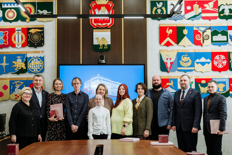 Спикер заксобрания Олег Гербер (второй справа) с победителями конкурса