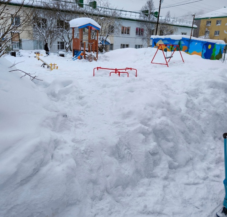 Детская площадка в поселке Харп завалена снегом