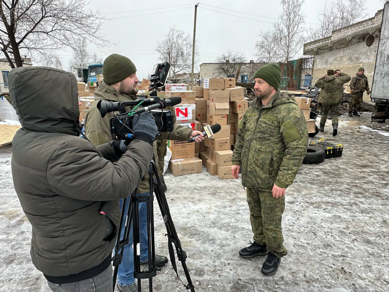 Алексей Коробейников также пообщался с луганскими телевизионщиками. Они готовят фильм