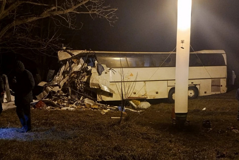 Водитель автобуса, предположительно, уснул за рулем и выехал на встречку