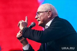 Всероссийский форум "Россия страна возможностей", первый день. Москва, портрет, михалков никита, указательный палец