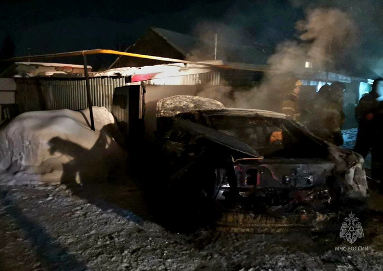 В результате пожара также сгорел автомобиль