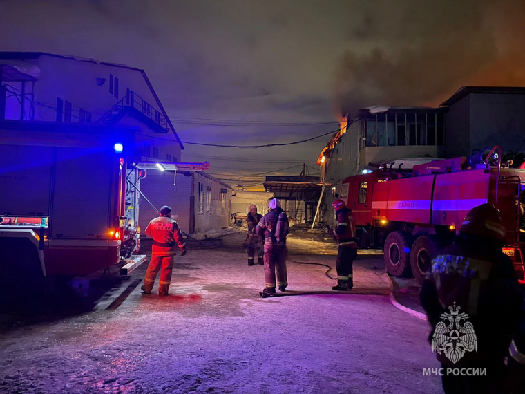 Из здания огнеборцами МЧС были эвакуированы семь человек