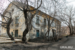 Разное. Курган, старый дом, аварийный дом, серость в городе, разруха, весна, двухэтажный дом, облезлые стены