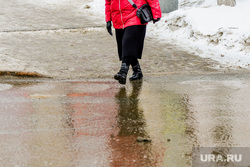 Оттепель в городе. Челябинск, пешеход, лужи, ноги, слякоть, переход, грязь, оттепель, дорога, мокрый асфальт, потепление, весна, климат