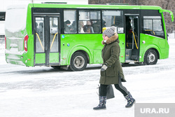 Виды города. Тюмень, маршрутное такси, пешеход, прохожий, автобус, общественный транспорт, маршрутка