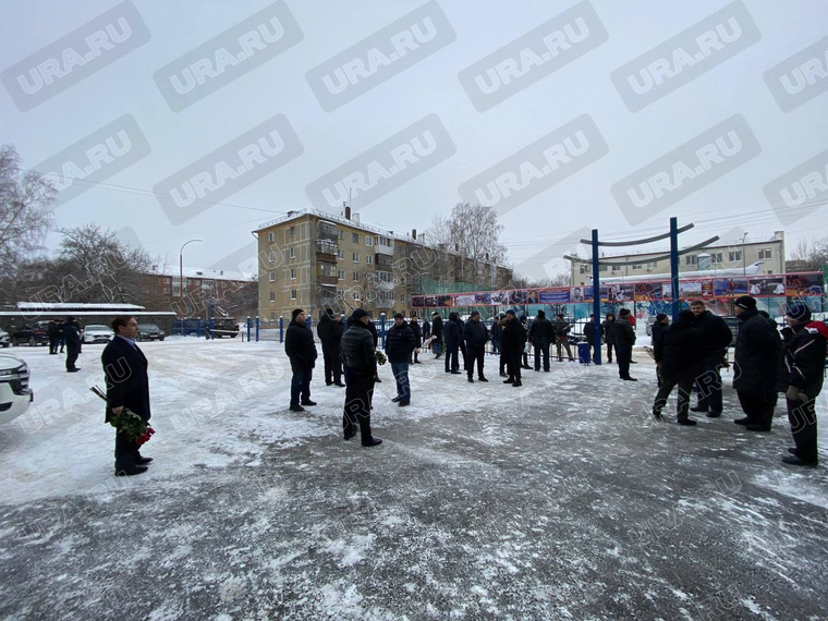 Людей на прощание с Александром Козловым приходит все больше и больше