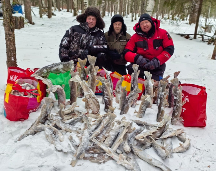 Постовалов и его товарищи поймали десятки экземпляров рыбы