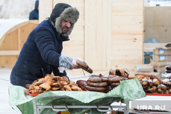 День оленевода в селе Аксарка, ЯНАО, колбаса, ярмарка, мясные изделия, рынок, уличная торговля, зим газ12