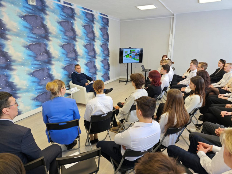 Шумков встретился с преподавателями и учениками лицея №12