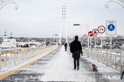 Зимние виды города. Тюмень, снег, зима, мост влюбленных, река тура, зимний город