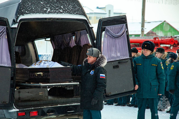 Генерал-майор внутренней службы Олег Гилев на прощании с погибшим пожарным
