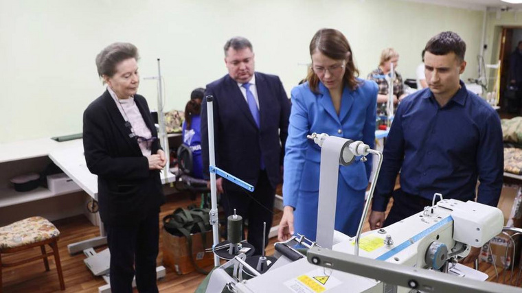 Губернатор ХМАО Наталья Комарова побывала в нижневартовском ателье, где шьют одежду для бойцов СВО