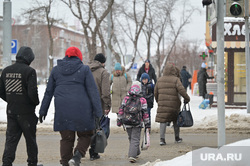 Школьники. Пермь, зима, школьники, люди на пешеходном переходе