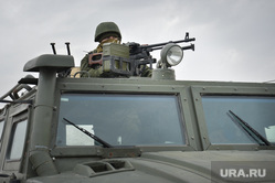 Безоружные украинские военные встретились с Российскими. Переговоры.Севастополь. Крым. Аэропорт Бельбек, целится, армия, военные, пулемет, солдат