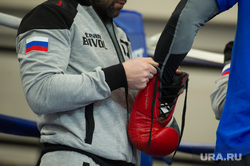 Челябинский боксер Стоцкий вернулся к тренировкам после ранения. Видео