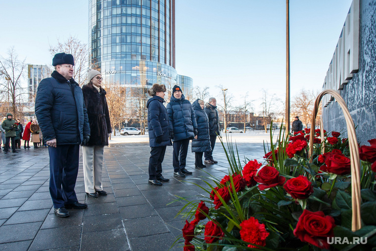 Возложение цветов к памятнику Ельцину. Екатеринбург