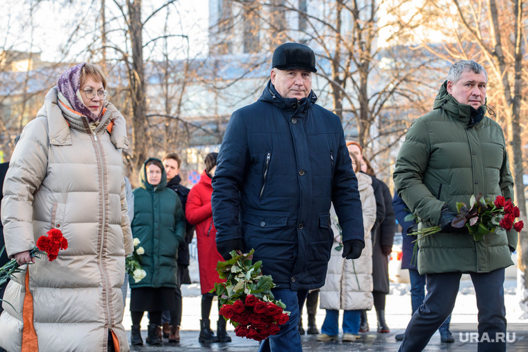 Возложение цветов к памятнику Ельцину. Екатеринбург