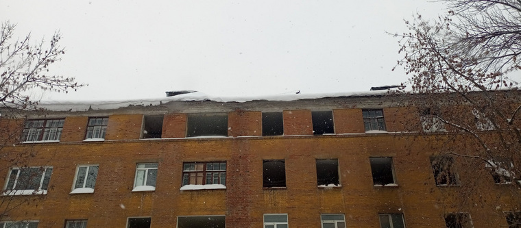 Снежная лавина может сойти на прохожих в любой момент