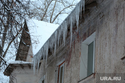 Виды города. Пермь, сосульки, сосульки на крыше