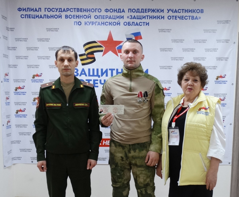 Руководитель филиала фонда «Защитники Отечества» Наталья Семина пожелала бойцу крепкого здоровья и стойкости духа