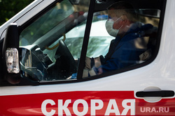 Передача автомобилей Скорой медицинской помощи бригадам медиков. Екатеринбург, неотложка, красный крест, медицина, здравоохранение, медицинская маска, медицинская помощь, защитная маска, неотложная помощь, маска на лицо, машина скорой помощи, коронавирус, covid, скорая помощь