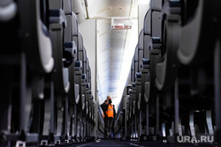 Флагманский самолет Boeing 777-300ER авиакомпании «AZUR air». Екатеринбург, воздушное судно, боинг, пассажир, проход, салон самолета, пассажирский самолет, авиакомпания, авиакресла, борт самолета, авиаперевозки, пассажирское место