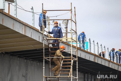 Мост через реку Тура в районе Лесобазы. Тюмень, строительство моста, рабочие