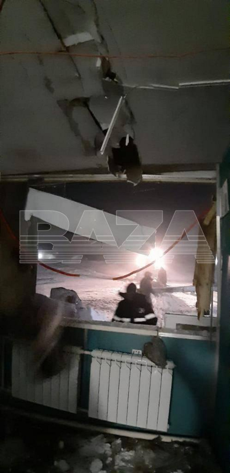 Мужчина влетел в окно на снегоходе