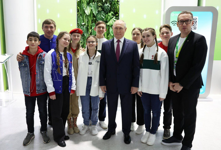 Полина Гудкова из Салехарда спела на сцене с Владимиром Путиным