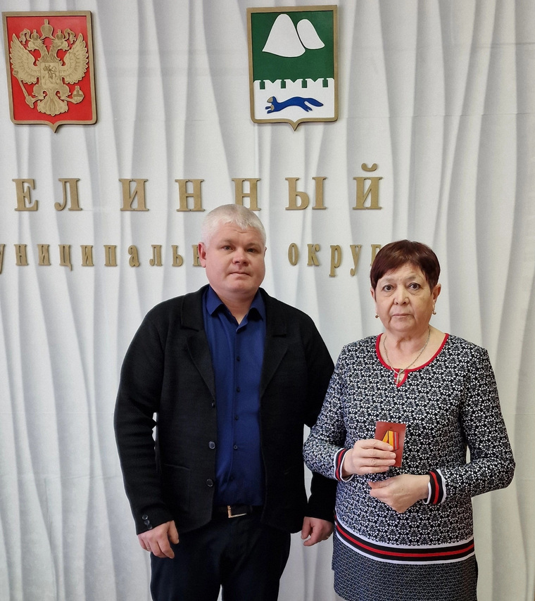 Награду матери погибшего героя вручил глава Целинного округа Петр Скоробогатов