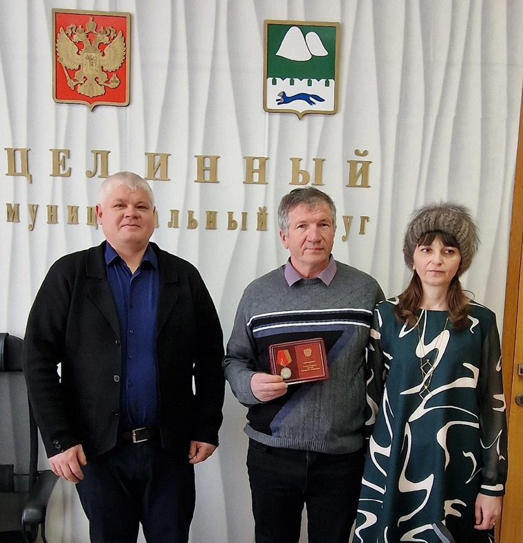 Еще одну медаль Жукова глава округа передал родителям военнослужащего, который не смог приехать