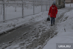 Снег в городе. Курган., мокрый снег, лужа замерзла