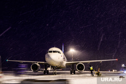 Аэропорт "Кольцово" во время снегопада. Екатеринбург, снег, аэропорт, нелетная погода, зима, непогода, впп, взлетно-посадочная полоса, задержка рейса, взлетное поле, авиапарк, авиационный парк