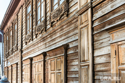 Прогулка по городу, с админами паблика Архитектурные излишества. Тюмень, старый дом, деревянный дом, улица дзержинского, наличники