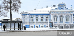 Театр юного зрителя. Пермь, зима, тюз, остановка автобусная, Люди на автобусной остановке