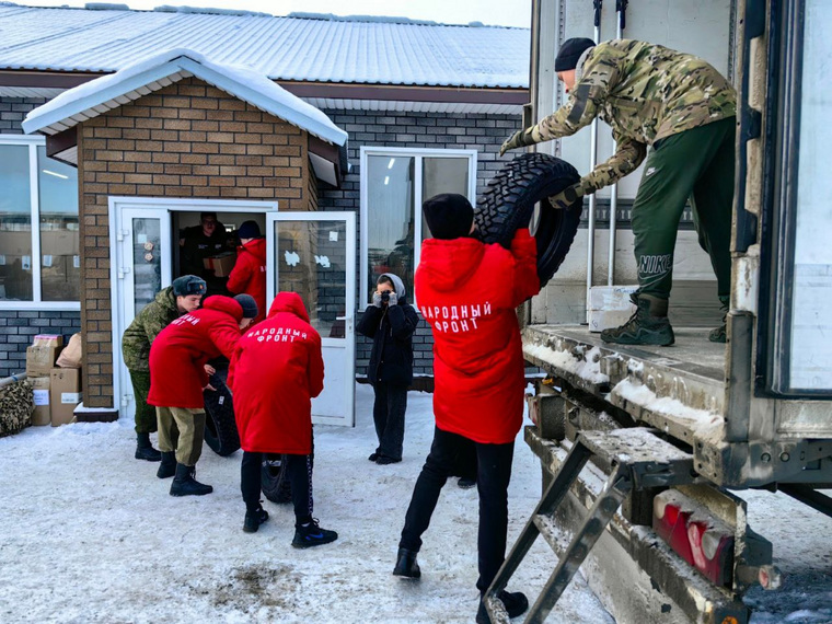 В посылку вошли: генераторы, стройматериалы, медикаменты, а также УАЗ