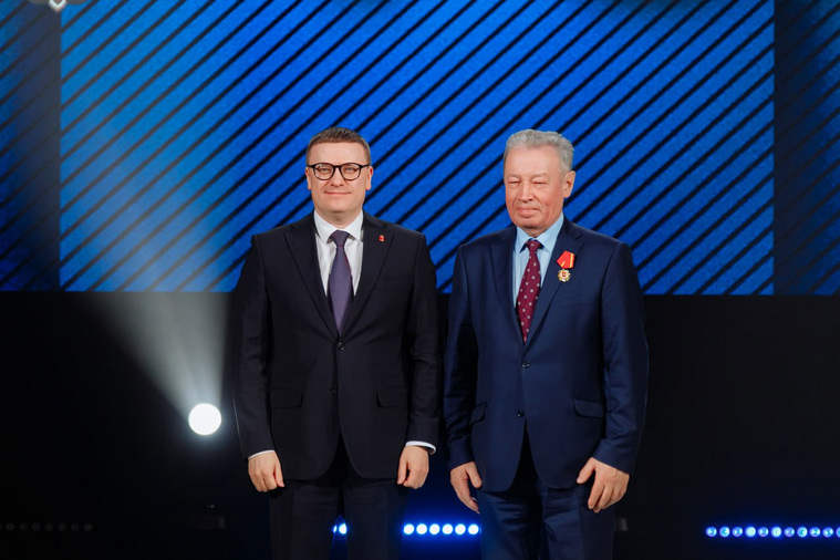 Алексей Текслер наградил медалью депутата Анатолия Брагина